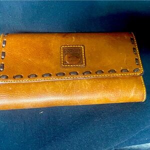 Dooney & bourke wallet